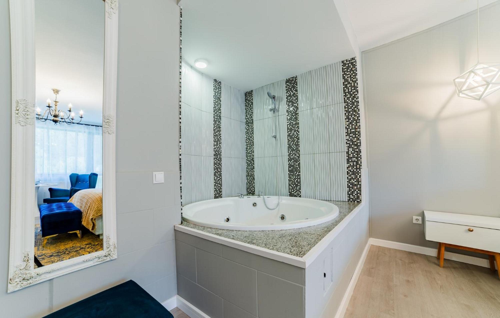 Romantic Jacuzzi Luxury Apartment Сіная Екстер'єр фото